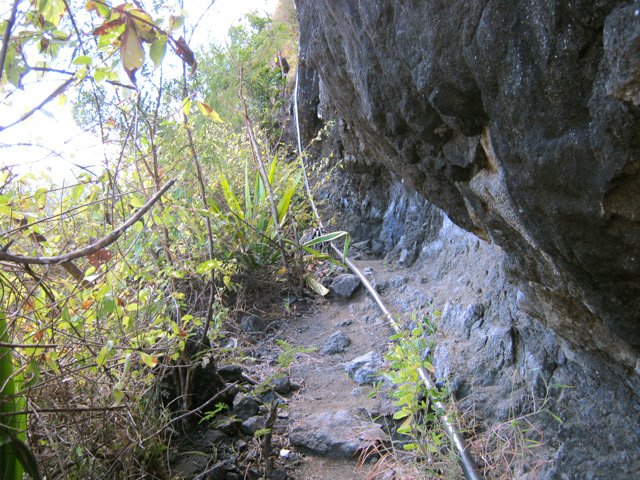 Suivre le tuyau en direction de la brèche sur un sentier vertical