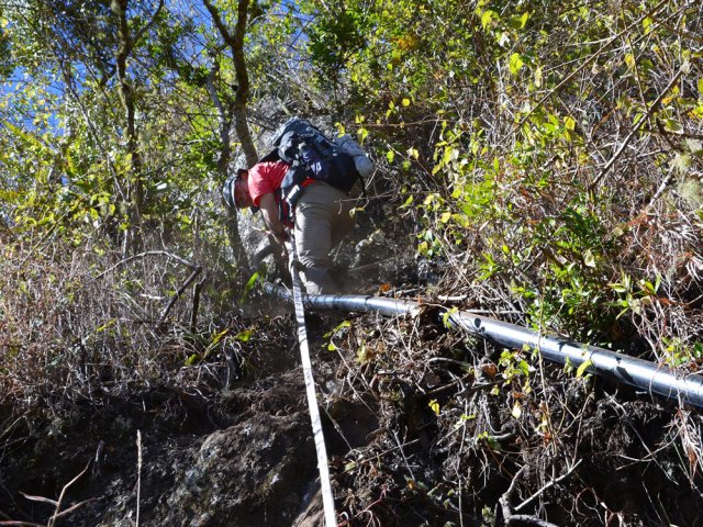 Le tuyau ne suffit pas, il faut tenir bon la sangle en place