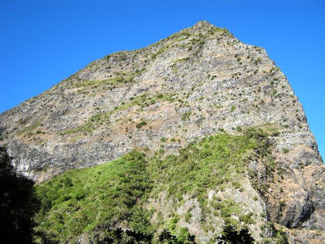 Le Piton des Calumets vu de profil depuis le plateau