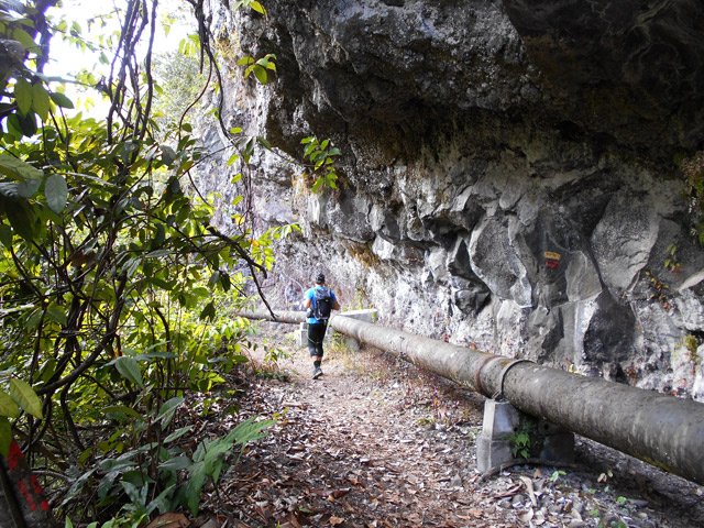 On marche parfois à l'abri sous un demi-tunnel creusé dans le roc