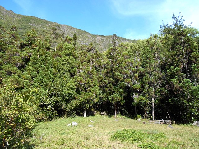 A l'arrière de la case, près du rempart, large place pour se reposer avant la remontée