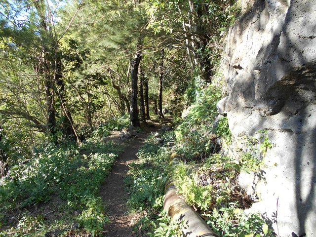 On se s'éloigne jamais du tuyau, sauf s'il plonge le long de la falaise