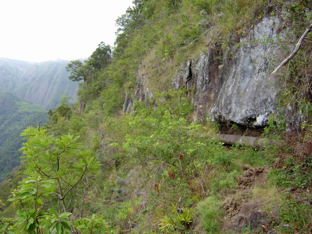 Le sentier suit constamment la canalisation