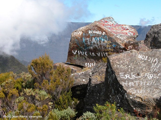Plus beaucoup de place pour rajouter son tag sur la roche écrite