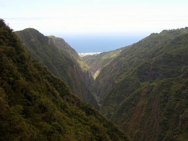 La Rivière Saint-Denis avec vue sur le chef lieu et l'océan