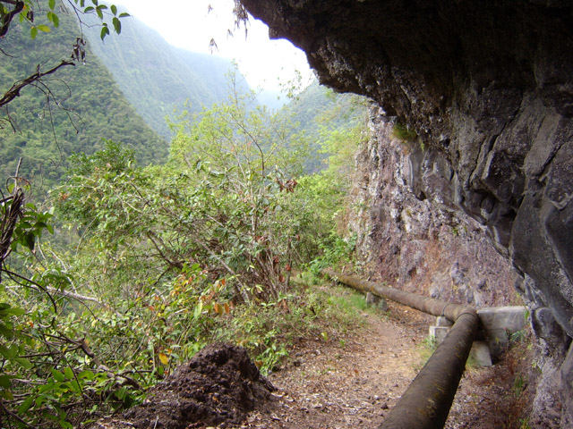 La canalisation. Attention aux chutes de petites pierres