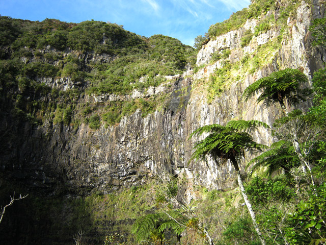 La grande falaise de la chute du Bras Noir
