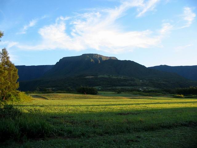 Le Morne Langevin depuis Grand Coude, au lever du soleil