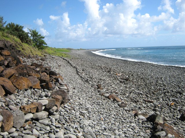 Le sentier de galets court le long de la plage