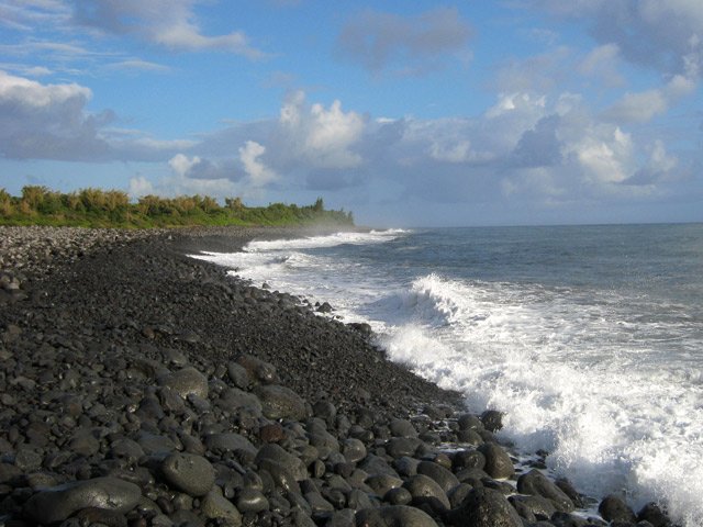 Si la mer n'est pas trop forte, on peut marcher sur les galets mouillés