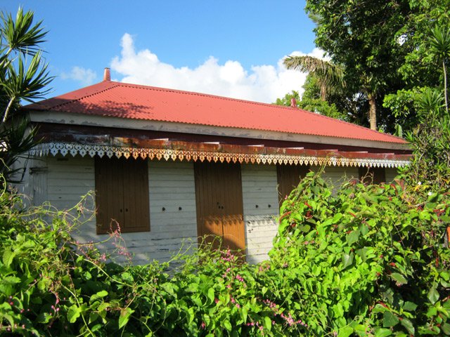 Cette case lontan sera vite recouverte de lianes