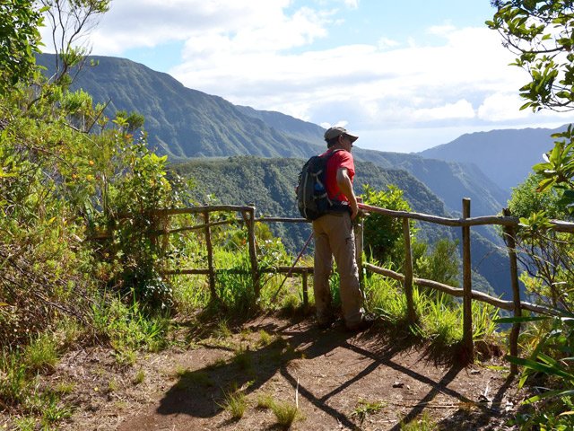 Profiter longuement des paysages depuis le belvédère rustique