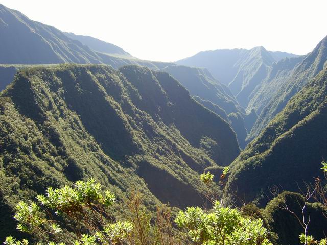 La Vallée de Takamaka depuis le Cassé. Au fond : l'usine EDF
