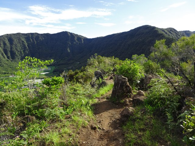 Quelques roches dépassent du sentier