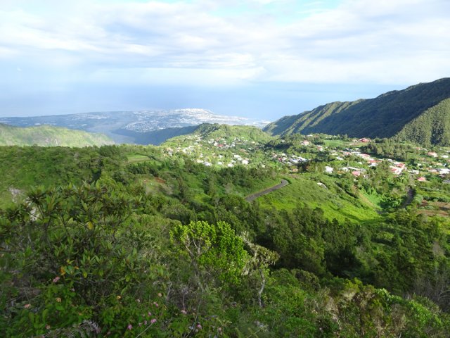 On aperçoit au loin le Port et l'océan