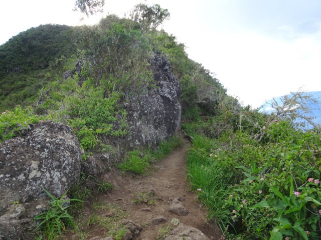 Quelques barres rocheuses se contournent par des lacets jusqu'au sommet