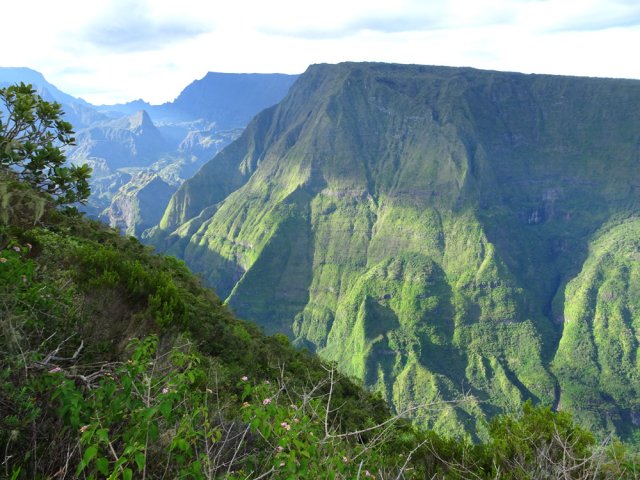 On aperçoit très nettement la canalisation des Orangers de l'autre côté de la vallée