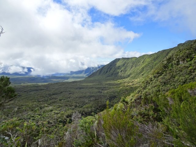 On aperçoit le Cassé de Takamaka sous les nuages