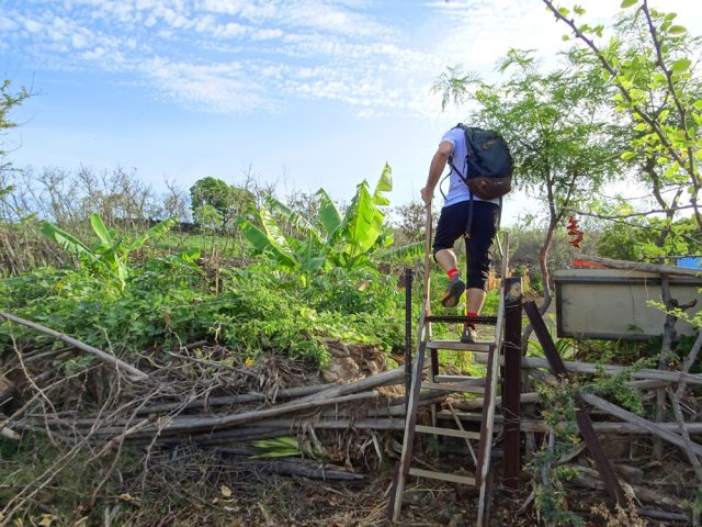 Quelques barreaux à franchir pour rejoindre la piste dans les champs