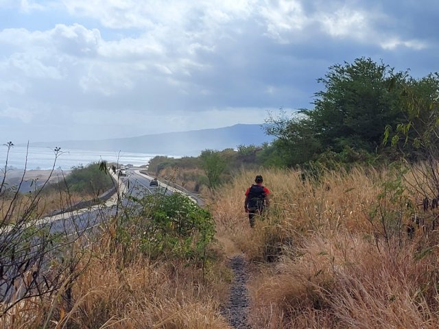 La route est bruyante mais heureusement assez peu fréquentée