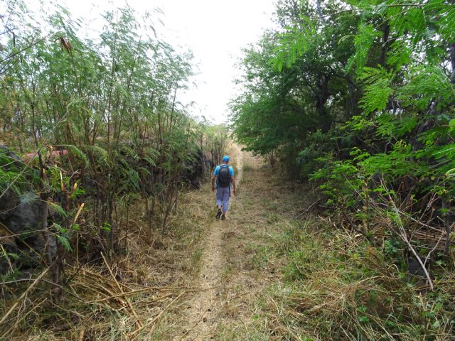 La piste longe une grosse tuyauterie le plus souvent enterrée