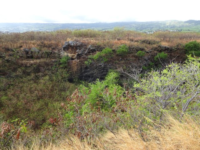 La montée au piton longe un canyon d'une minuscule ravine sans nom