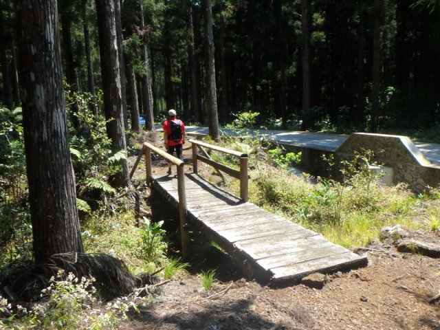 Nouvelle passerelle proche de la route