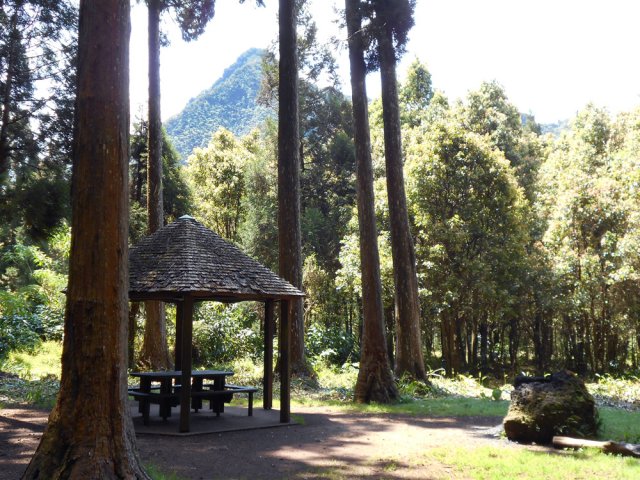 Obliquer à gauche vers ce kiosque pour poursuivre la boucle