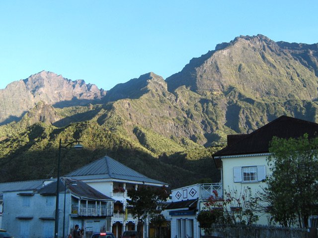 La ville de Cilaos dominée par le Piton des Neiges et le Gros Morne