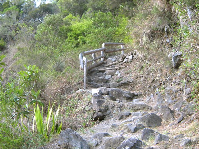 Escaliers pour franchir une zone rocheuse