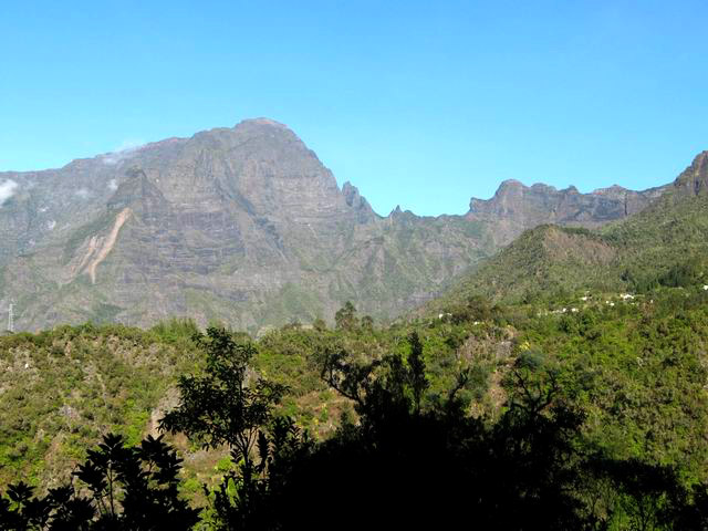De nouveaux panoramas sur le Taïbit dans la montée vers Bras Sec