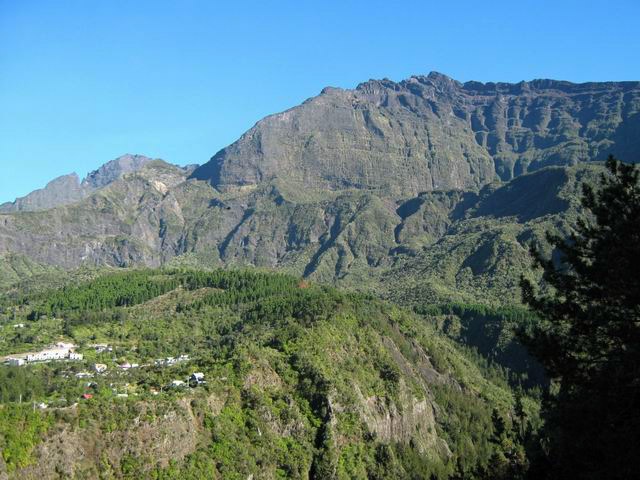 Panorama sur Cilaos et le Gros Morne dans la montée