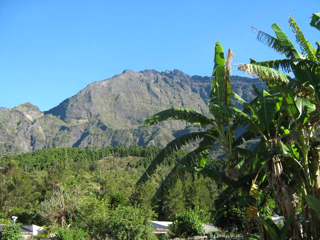 Vue sur le Gros Morne depuis la Rue Fleurs Jaunes