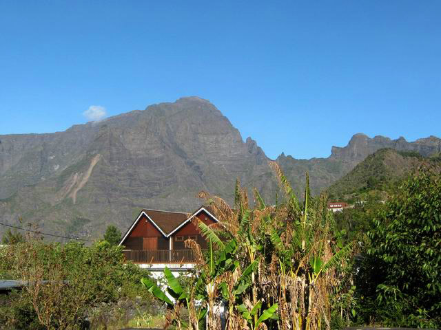 Vue sur le Grand Bénare et les Salazes depuis la Rue Fleurs Jaunes