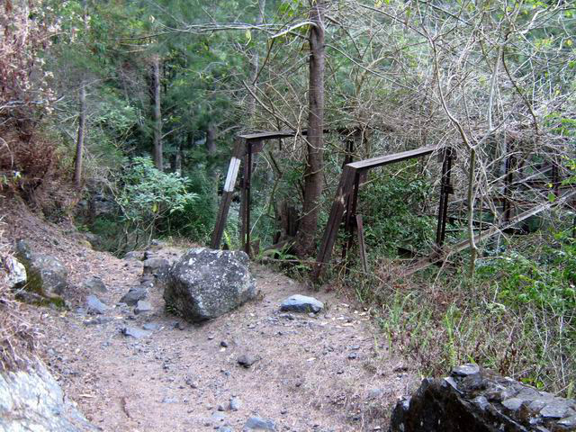 La passerelle a vécu. Il faut désormais descendre 20 m pour franchir le gué