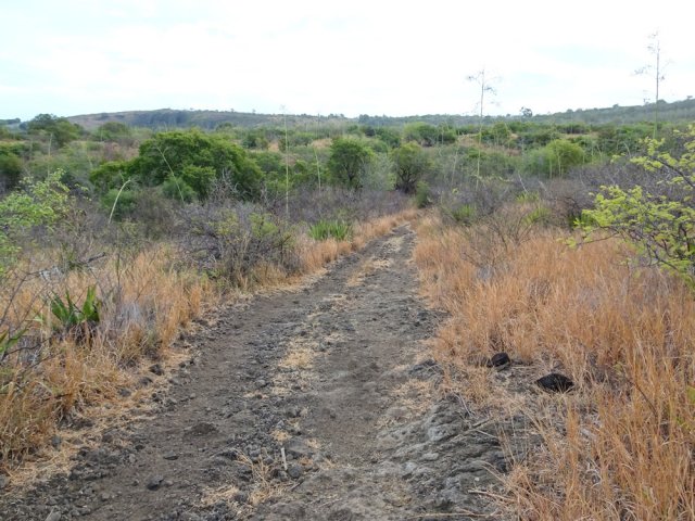 On rencontre une première piste caillouteuse
