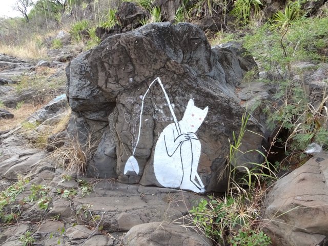 La traversée s'effectue sur le basalte entre les rochers