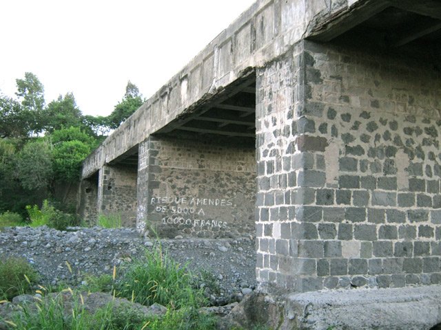 Les ruines du pont en amont des deux autres, beaucoup plus neufs