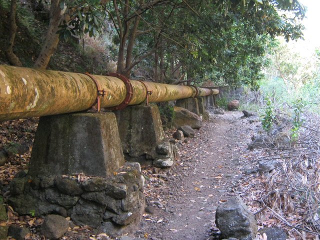 La longue tuyauterie qu'on suit sur une bonne distance