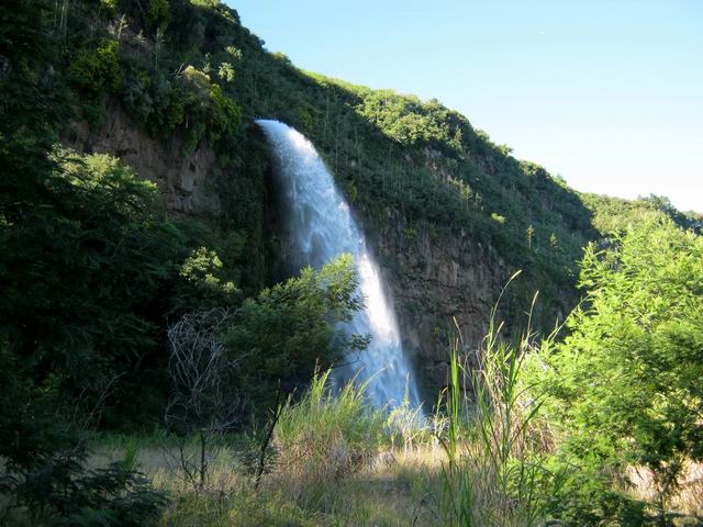 La cascade artificielle de la centrale électrique
