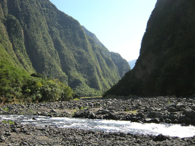 La rivière coule assez fortement en amont du barrage