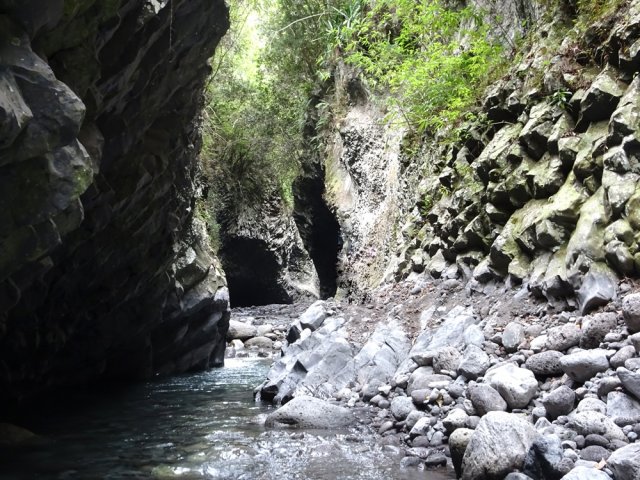Une idée générale des gorges dans le canyon étroit