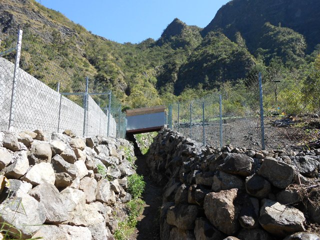 Passage original entre un champ et une case