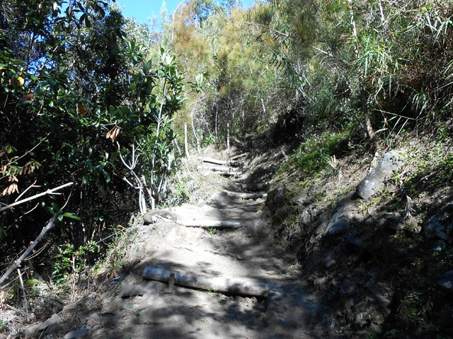 Le sentier est poussiéreux, parfois raide mais jamais difficile