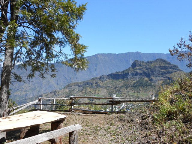 Un premier point de vue en direction du Gros Morne de Gueule Rouge