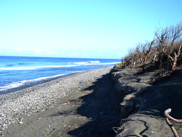 La progression s'effectue sur cette étroite bande de terre tassée par les marcheurs