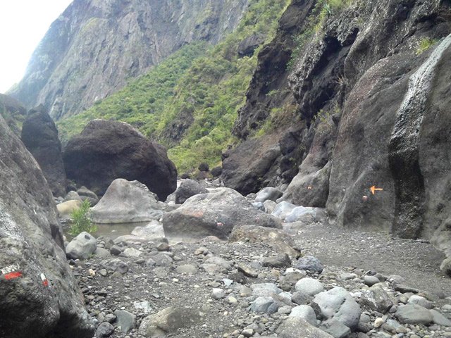 Le fond de la rivière lorsqu'il n'y a pas trop d'eau