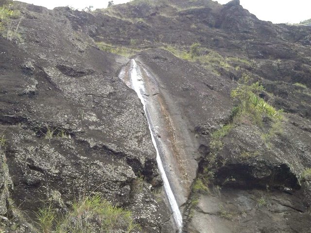 Quelques fines cascades tombent des rochers