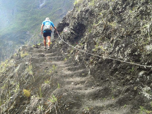 Une autre montée raide taillée à même le roc