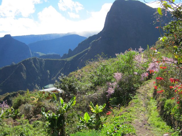 Le village est vert et fleuri avec de magnifiques paysages